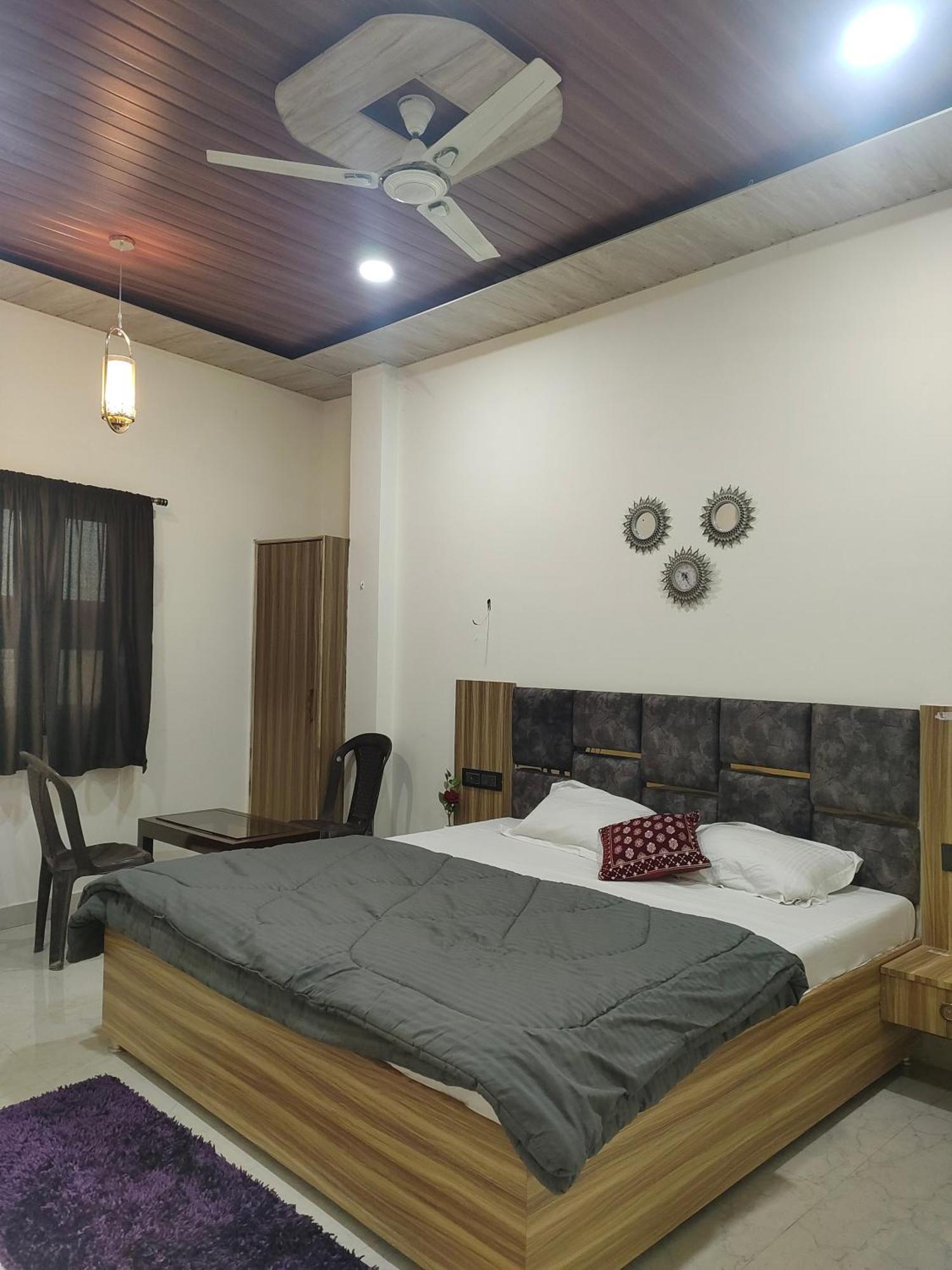 ורנאסי Banarasiya Stay Walking Distance To Banaras Railway Station מראה חיצוני תמונה